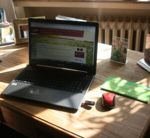 Laptop auf Holztisch für Online-Sprechstunden